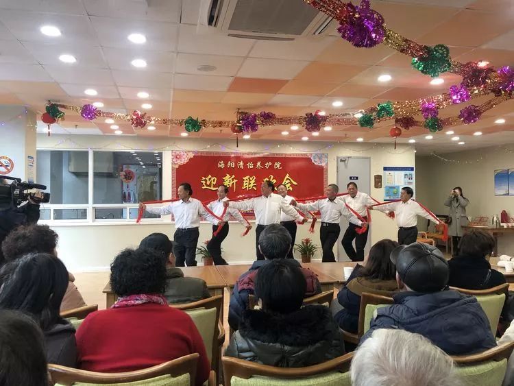 交通社区朱皇平等献上男生歌表演《社员挑河泥》