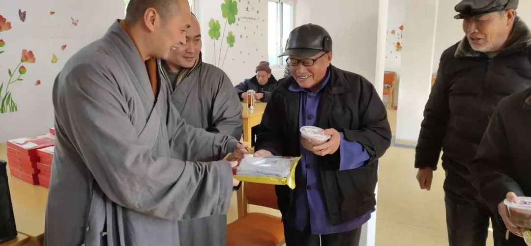 德清海阳养护院的长者迎来了白彪永宁寺送来的腊八粥和保暖内衣